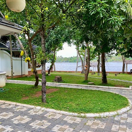 Ferienwohnung Waterfront By Palmyra Kollam Exterior foto