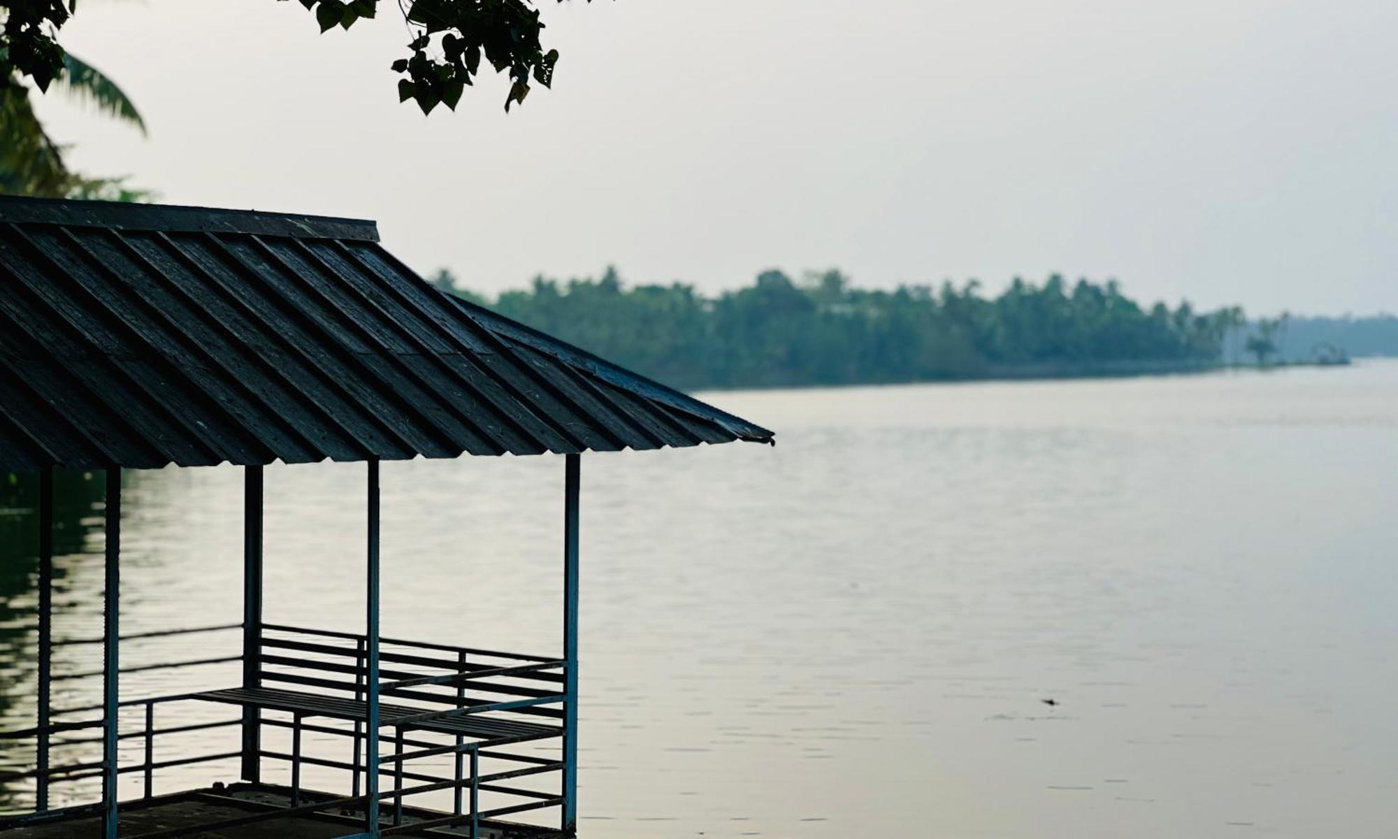 Ferienwohnung Waterfront By Palmyra Kollam Exterior foto