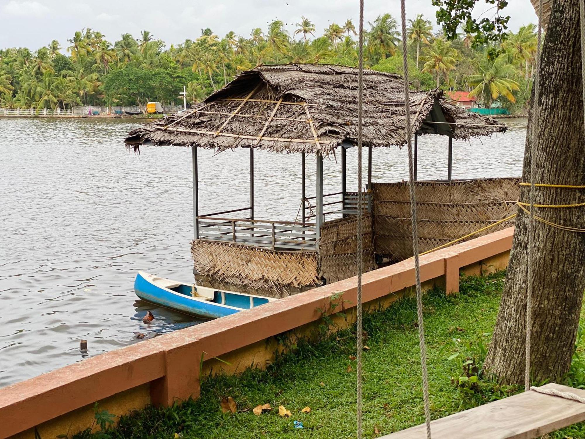 Ferienwohnung Waterfront By Palmyra Kollam Exterior foto